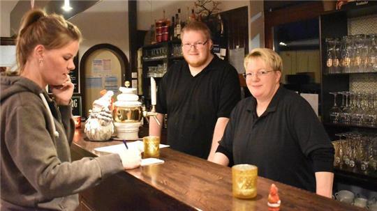 Martina Kattau (von rechts) mit Sohn André und Mitarbeiterin Rebecca Nanjuschka Kinski am Tresen des Lokals Zur Ecke.