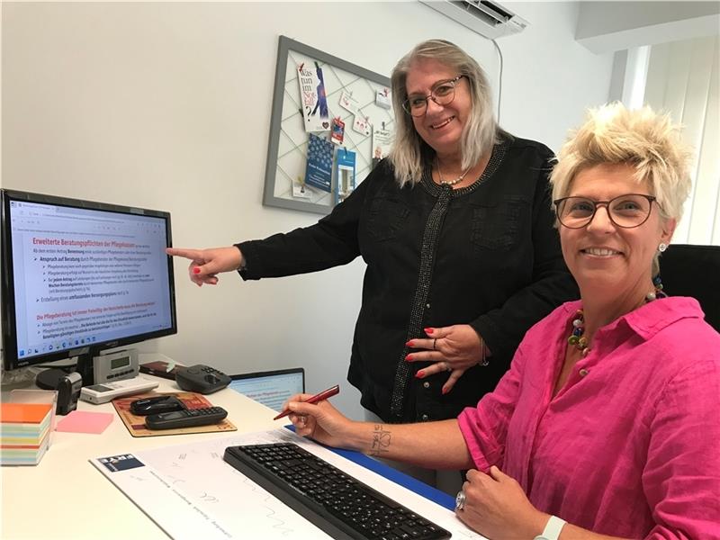 Martina Pfaffenberger arbeitet ihre Nachfolgerin Diana Schröder (sitzend) im Seniorenbüro in Wischhafen ein. Foto: Helfferich