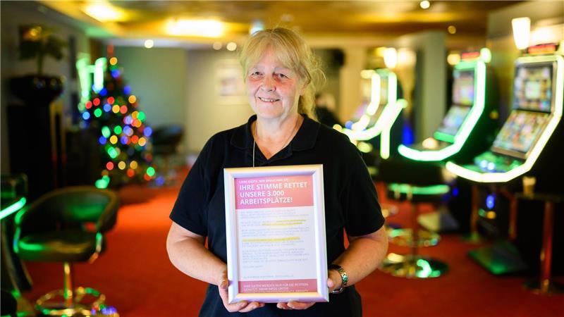 Martina Roos arbeitet seit zwei Jahren in einer Admiral-Spielhalle in Hannover. Eine auslaufende Frist im Spielhallengesetz bereitet ihr Sorgen.