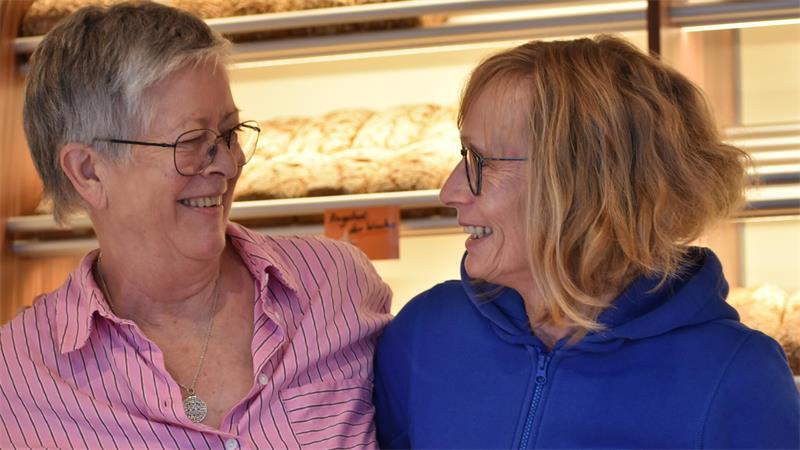 Aus für Brotstern: Buxtehuder Unternehmerin schließt ihre Bio-Bäckerei Martina Tamke mit Mitarbeiterin Heike Kolster, mit 27 Jahren im Betrieb ein geschätztes Urgestein von Brotstern.