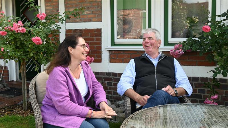 Kein Jahr Pause: Ehepaar urlaubt seit 25 Jahren im Alten Land Martina und Thomas Richter sitzen vor ihrer Ferienwohnung. Sie verbringen im Jahr mindestens drei Wochen im Alten Land.