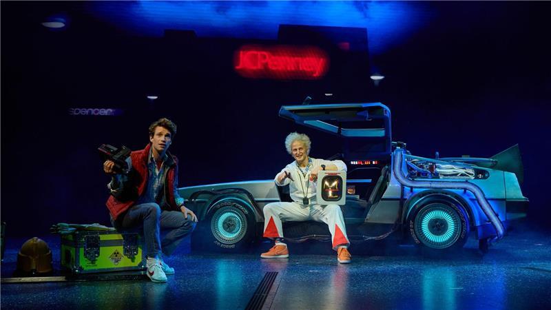 Marty McFly und Doc Brown brauchen mit ihrem Kultauto in der Zukunft keine Straßen.