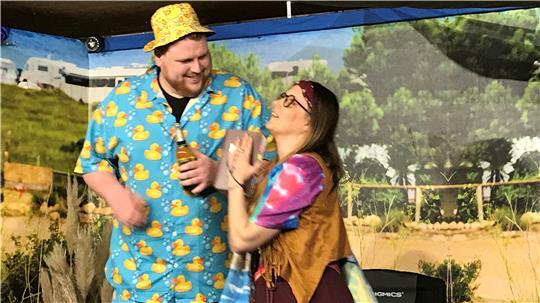 Marvin Bekkema als Benno Hainle und Ariane Behrens als Pastorin Franz auf der Bühne.