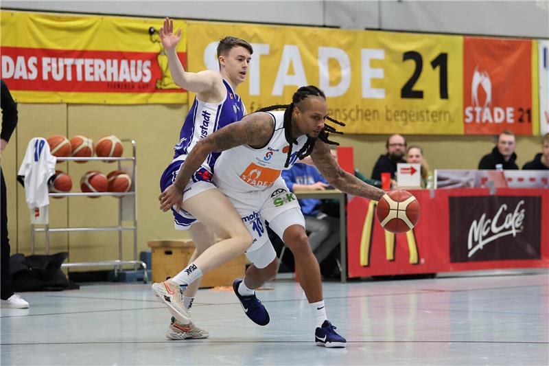 Stade Basketballer begeistern im Spitzenspiel Marvin Boadu besiegelte mit einem Drei-Punkte-Wurf den Sieg der Stader. Fotos: Jörg Struwe