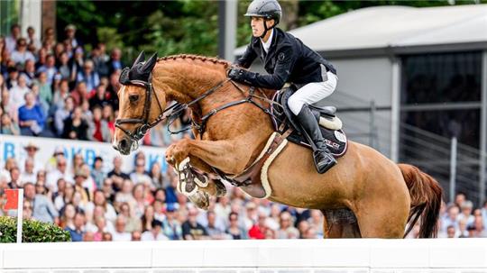 Marvin Jüngel aus Deutschland auf „Balou’s Erbin“, Gewinner des Derbys, reitet den Parcour.