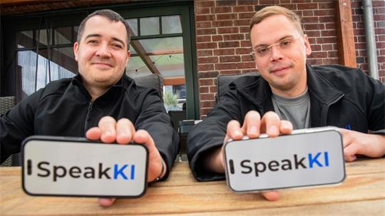 Marvin Ludwig (links) und Felix Denker sind die beiden Köpfe hinter dem neuen KI-Telefonassistenten SpeakKI. Was er kann, haben sie jetzt bei einem Pressetermin vorgestellt. 