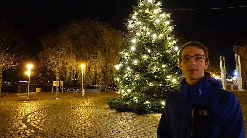 Marvin Luthardt abends auf dem Kaemmererplatz. Wenige Tage zuvor kam es wenige Hundert Meter entfernt zu einem Feuer, bei dem der 23-Jährige geistesgegenwärtig reagierte.