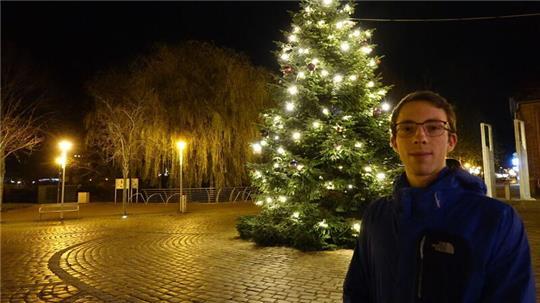 Marvin Luthardt abends auf dem Kaemmererplatz. Wenige Tage zuvor kam es wenige Hundert Meter entfernt zu einem Feuer, bei dem der 23-Jährige geistesgegenwärtig reagierte.