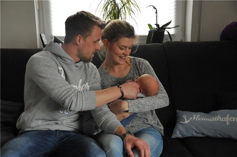 Marvin Rapp mit seiner Freundin Nicole Hübner und dem fünf Wochen alten Sohn Samu . Fotos Scholz
