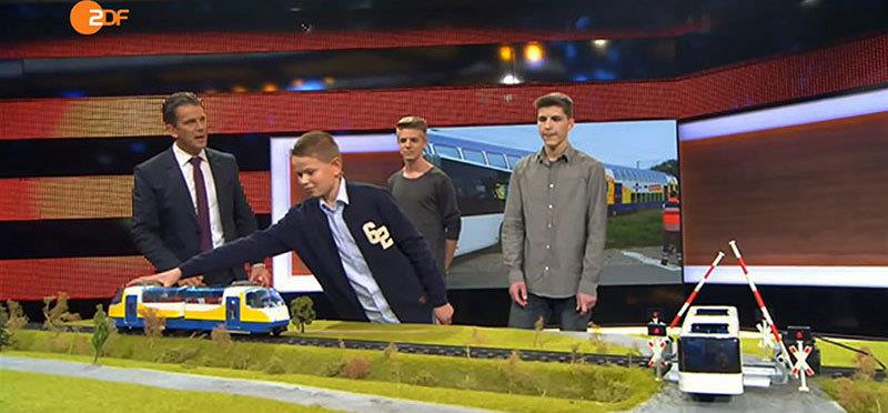 Marvin Schulz, Tim Wegner und Philip Meyn bei Moderator Markus Lanz in der ZDF-Sendung „Menschen des Jahres“: Nach dem Interview musste Philip Meyn den Unfall auf der Spielzeugbahn nachstellen, live kommentiert von Markus Lanz mit unterlegten Unfalltönen. Foto Stephan