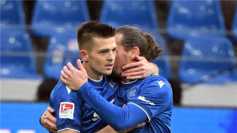 Marvin Wanitzek (l) sorgte mit dem frühen 1:0 für den perfekten KSC-Start.