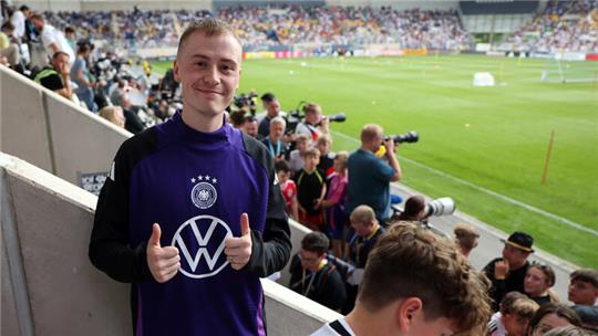 Marvin Wildhage hatte sich im offiziellen Trainings-Outfit samt Kameramann im Deutschland-Trikot zu den Spielern auf den Platz gesellt. Er wurde nach seiner Aktion von einem DFB-Mitarbeiter auf die Ränge begleitet. Eine ähnliche Aktion gelang ihm beim EM-Eröffnungsspiel - mit Konsequenzen.