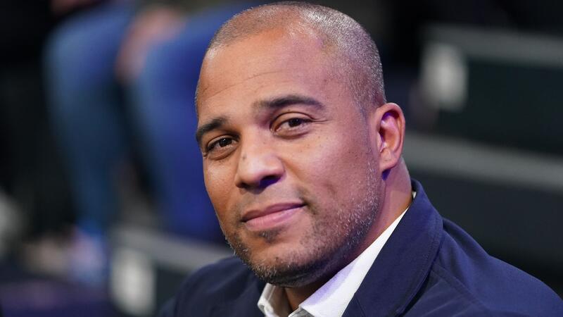 Towers-Coach Barloschky: Ein bisschen Normalität schenken Marvin Willoughby, Geschäftsführer Hamburg Towers, sitzt am Spielfeldrand.