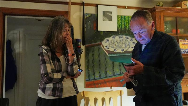 Medizin-Nobelpreis für Immunforscher aus Japan und den USA Mary E. Brunkow mit ihrem Ehemann Ross Colquhoun nachdem sie von der Ehrung erfahren hat.