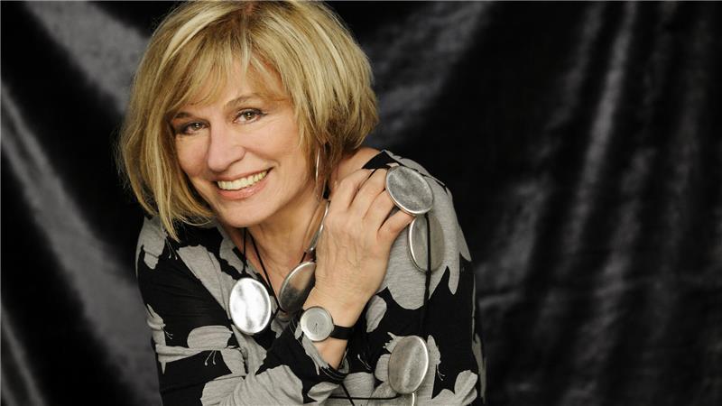 Mary Roos wird im Gespräch mit Daniel Kaiser unterhaltsam aus ihrem Leben zwischen Schlager Grand Prix und dem Olympia in Paris berichten.