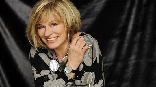 Mary Roos wird im Gespräch mit Daniel Kaiser unterhaltsam aus ihrem Leben zwischen Schlager Grand Prix und dem Olympia in Paris berichten.