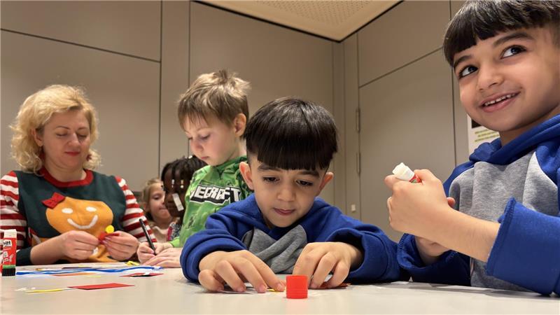 Maryna Moroz bastelt mit den Kleinen.
