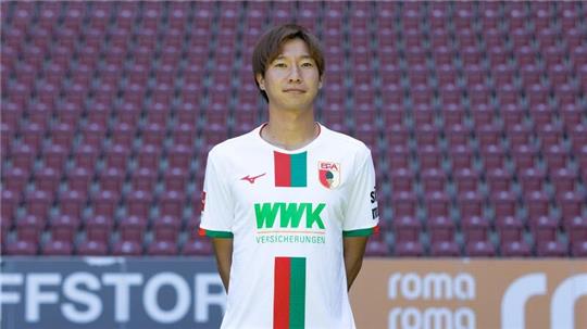 Masaya Okugawa beim Fototermin des FC Augsburg. Der Japaner wechselt auf Leihbasis zum Hamburger SV.