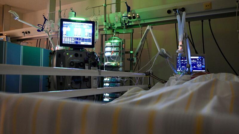 „Hier ist ständig Alarm“: Eine Nacht auf der Intensivstation im Stader Elbe Klinikum Maschinen, Schläuche, Monitore: Auf der internistischen Intensivstation landen vor allem Notfälle.