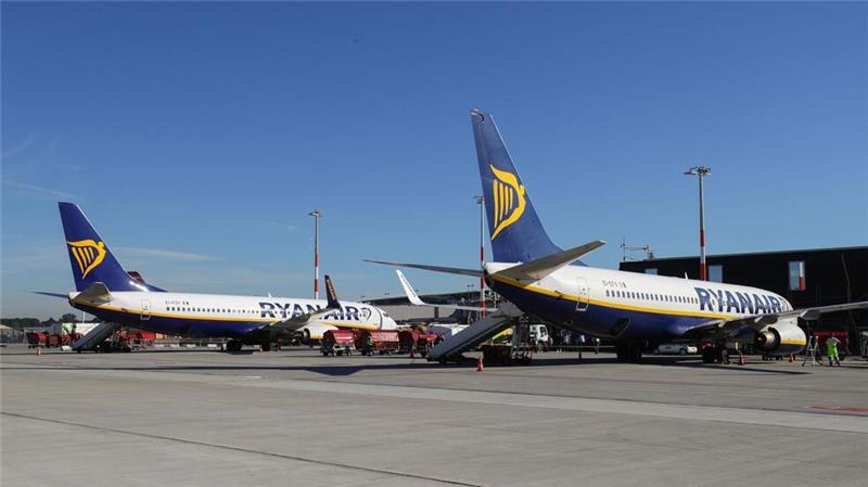 Maschinen der irischen Fluggesellschaft Ryanair stehen auf dem Flughafen Hamburg.