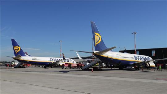 Maschinen der irischen Fluggesellschaft Ryanair stehen auf dem Flughafen Hamburg.