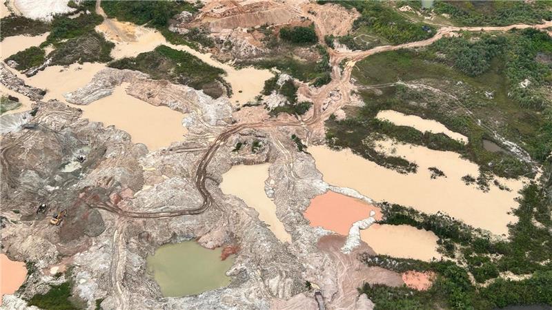 Maschinen und Ausrüstung wie Bagger werden beim Goldabbau genutzt.
