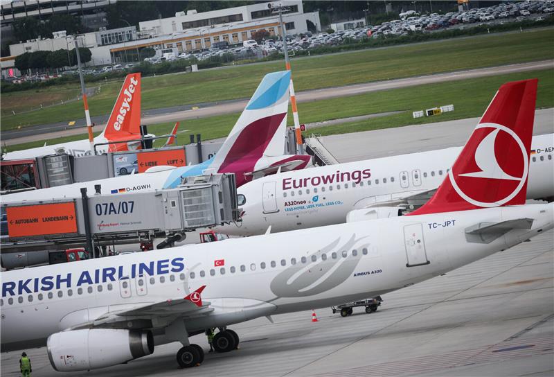 Fluglärmgegner: Nachtflüge am Airport Hamburg nehmen weiter zu Maschinen verschiedener Fluggesellschaften, wie Eurowings, Turkish Airlines und easyJet, stehen am Flughafen auf dem Vorfeld und an den Terminals. Foto: Christian Charisius/dpa