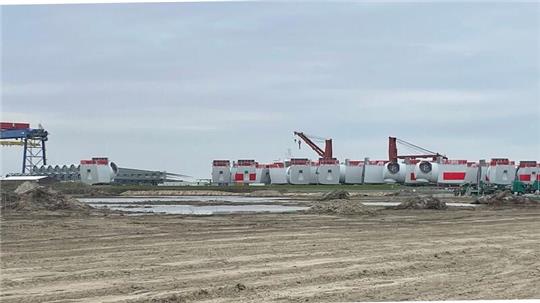 Maschinenhäuser für Offshore-Windkraftanlagen an der Cuxhavener Pier. Um die beim Thema Stromerzeugung auf See vereinbarten Ausbauziele erreichen zu können müsse man die Umschlagkapazitäten am Standort erhöhen. Darauf wiesen Politik und Wirtschaft vor Ort zuletzt beinahe gebetsmühlenartig hin.