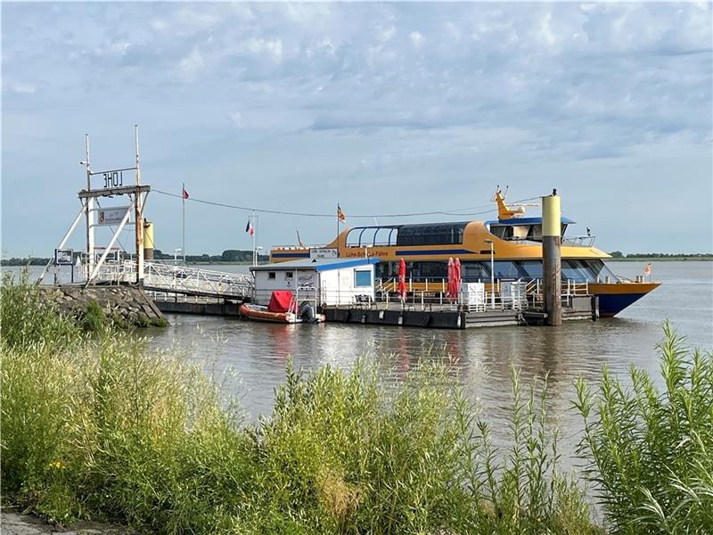 Maschinenschaden: Die Passagiere der Lühe-Schulau-Fähre konnten noch am Lühe-Anleger in Grünendeich von Bord gehen. Foto: Vasel