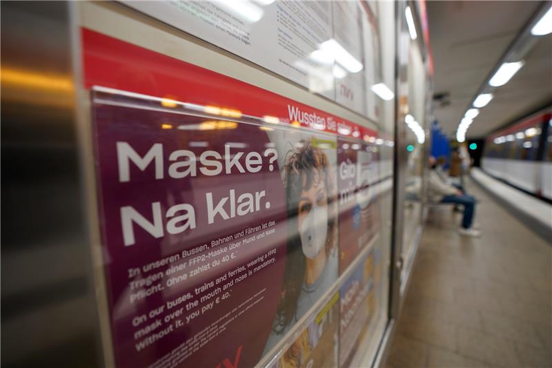 „Maske? Na Klar.“ steht auf einem Plakat in einer U-Bahnhaltestelle. Im Hamburger öffentlichen Personennahverkehr gilt die Maskenpflicht. Foto: Marcus Brandt/dpa
