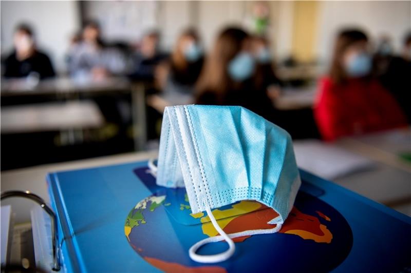 Omikron grassiert in den Schulen im Landkreis Stade Masken gehören seit Monaten zur Ausrüstung von Schülern. Doch auch sie können nicht verhindern, dass über die Schulen im Landkreis Stade derzeit die Imokron-Welle hereinbricht. Foto: dpa