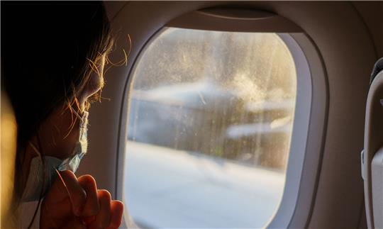 Masken verschwinden in Deutschland allmählich aus dem Alltag. Im Flugzeug sollen sie aber vorerst weiter Pflicht sein.