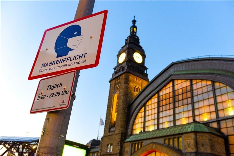 Neue Corona-Verordnung in Hamburg: Masken auf privaten Feiern Maskenpflicht: Am Hamburger Hauptbahnhof weist ein Schild auf die Maskenpflicht hin. In Hamburg gilt zudem von 21 Uhr bis 5 Uhr eine Ausgangssperre. Fotos: Pflug (3), Gehm (2), dpa (1)