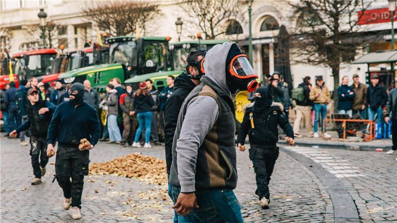 Maskierte Demonstranten stoßen mit der Polizei zusammen.