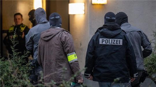 Maskierte Polizisten dursuchen das Wohnhaus der früheren RAF-Terroristin Daniela Klette in Berlin-Kreuzberg.