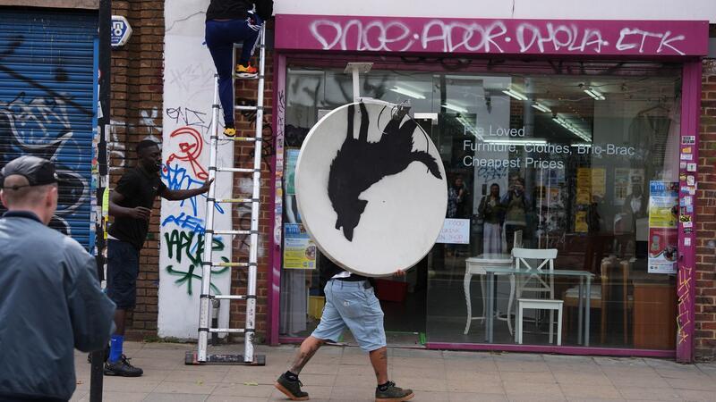 Katze bei Dehnübung: Banksy setzt Bilderreihe in London fort Maskierte montierten das Kinsterwerk ab und trugen es davon.