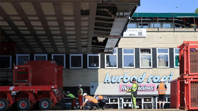 Hamburgs Brücken-Koloss ist wieder auf dem Weg Maßarbeit ist während des Transports gefragt.