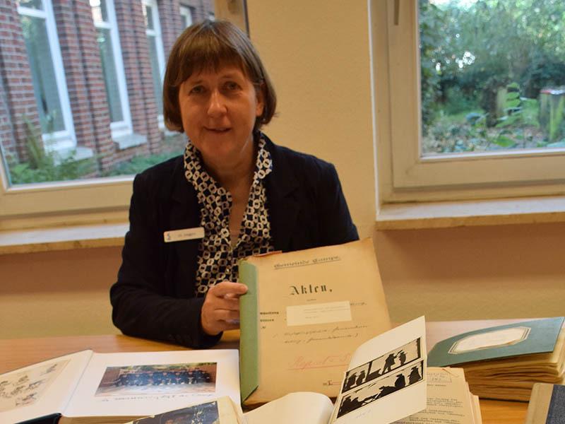 Massenhaft Akten, aber nur wenige Fotos: Dr. Christina Deggim ruft zur Mitarbeit am Camper Stadtteilbuch auf. Foto: Strüning