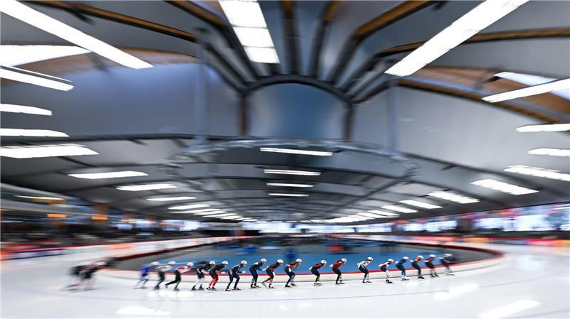 Massenstart der Frauen beim Eisschnelllauf-Weltcup in der Max Aicher Arena in Inzell. 