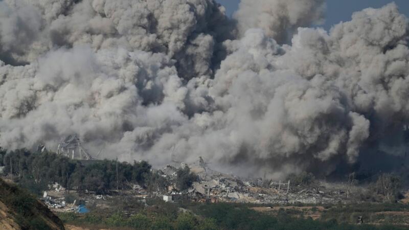 UN-Berichterstatter warnen vor Völkermord im Gazastreifen Massiver Rauch steigt nach einem israelischen Angriff auf den Gazastreifen auf.