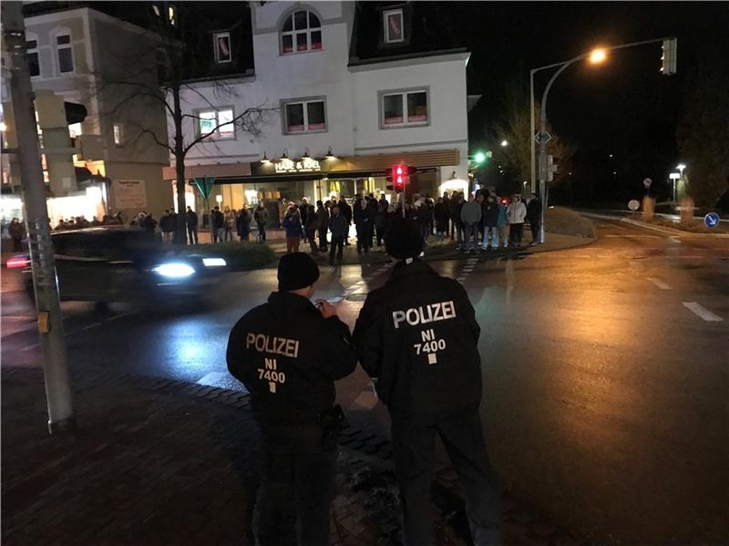 Verfassungsschutz ermittelt im Umfeld: Wie radikal ist buxaktiv? Maßnahmenkritiker, Corona-Leugner und -Skeptiker und Polizei – Diese Kombination prägt die Montagabende in Buxtehude. Foto Wisser