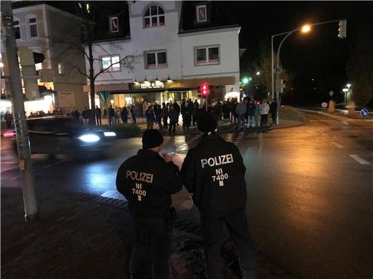 Maßnahmenkritiker, Corona-Leugner und -Skeptiker und Polizei – Diese Kombination prägt die Montagabende in Buxtehude. Foto Wisser