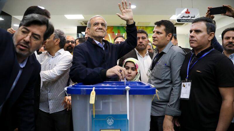 Wahl im Iran: Duell zwischen Reformer und Hardliner Massud Peseschkian gibt in einem Wahllokal in Teheran seinen Stimmzettel ab.