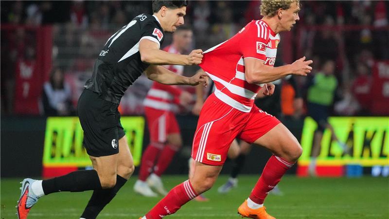 Video-Schiri kassiert Tore ein: Union gegen Freiburg 0:0 Matanovic (l.) bremst Querfeld (r.) mit unerlaubten Mitteln.