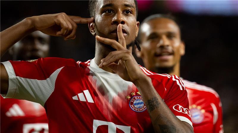 Matchwinner Michael Olise jubelt nach seinem Siegtor auf seine ganz eigene Art.
