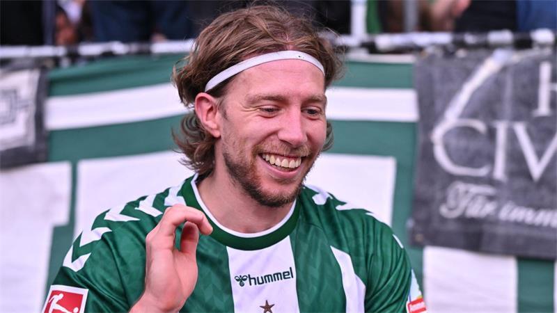 Matchwinner Mitchell Weiser von Werder Bremen nach dem 3:2-Sieg gegen den FC Augsburg.
