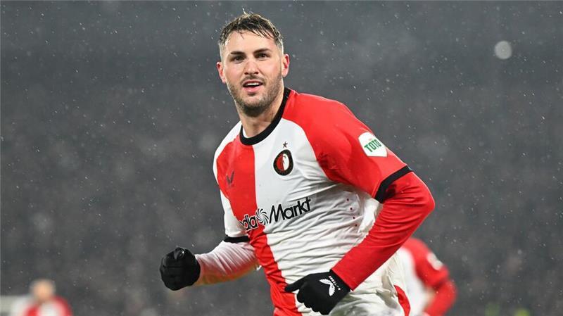 Matchwinner Santiago Gimenez jubelt nach seinem Elfmetertor.