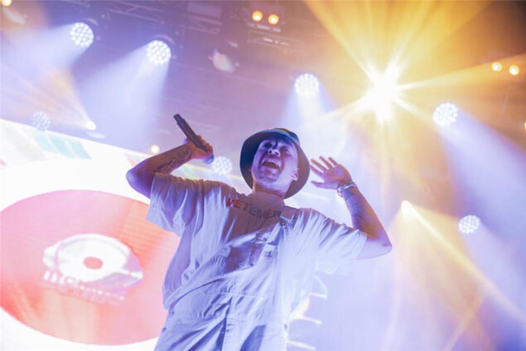 Mateo Jaschik von "Culcha Candela" beim Elbstrand-Festival 2023 in Otterndorf.