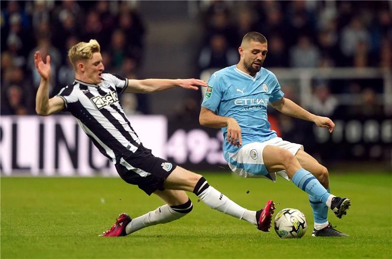 Manchester City scheidet im Ligapokal in dritter Runde aus Mateo Kovacic (r) und Manchester City sind im Ligapokal an Newcastle United gescheitert.