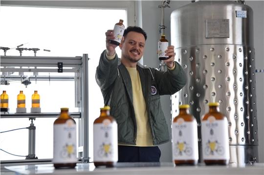 Mateo von Rudno Gomez aus Kolumbien ist in der Brauerei für die strategische Ausrichtung verantwortlich. Foto: Battmer